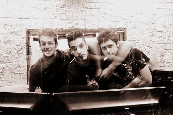 PBMOFFICIALPBM's tweet photo. Eccovi il trio acustico!! http://t.co/phM1ToAIpN