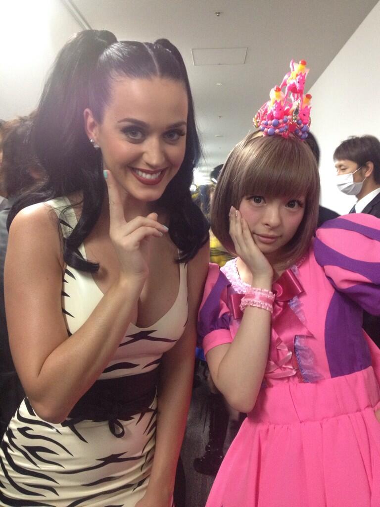 ケイティ ペリー Jp公式 Mステ お次は 番組でもすっかり大の仲良しっぷり見せてくれた きゃりーぱみゅぱみゅさんとのショット Mステ Katy来日 Http T Co Uvaytqbzum Twitter