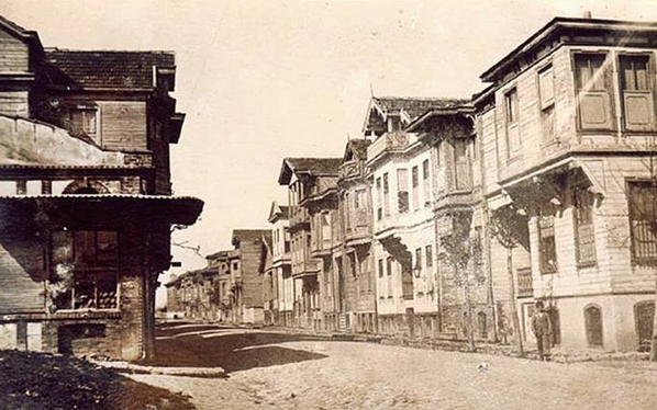 BeyazitKulesi's tweet photo. 1910'lu yıllarda Bakırköy, Western filmlerdeki kasabalardan farksızken. http://t.co/PCs6dnKznR