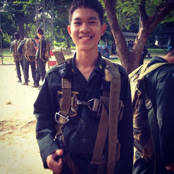 T_on9's tweet photo. จะได้ปีกละติดตรงเสื้อ #โดดหอ http://t.co/q6WyxnhyfL