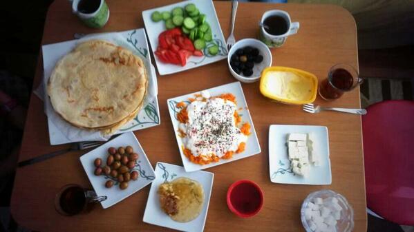 iremmarsln's tweet photo. Öğrenci kahvaltısı :D @doomstaykiller @Haavasu ve makbule :) http://t.co/xYQg4CWXjL