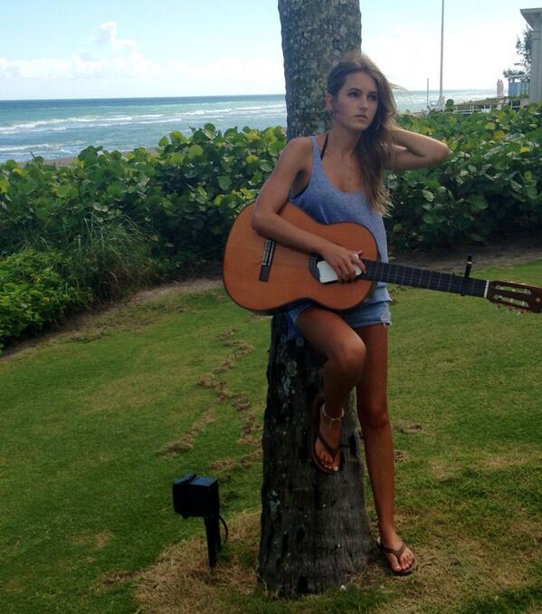 AlexandraB913's tweet image. Oceanside acoustic! 🎸🌊 #working #creatingmusic
