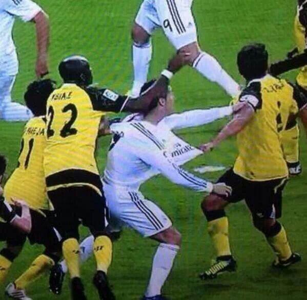 ReaI_Madrid_CF's tweet photo. Penalti no pitado a Cristiano el pasado miércoles, como dicen los culés, parece que no hay contacto. http://t.co/WfK0O7Vss4