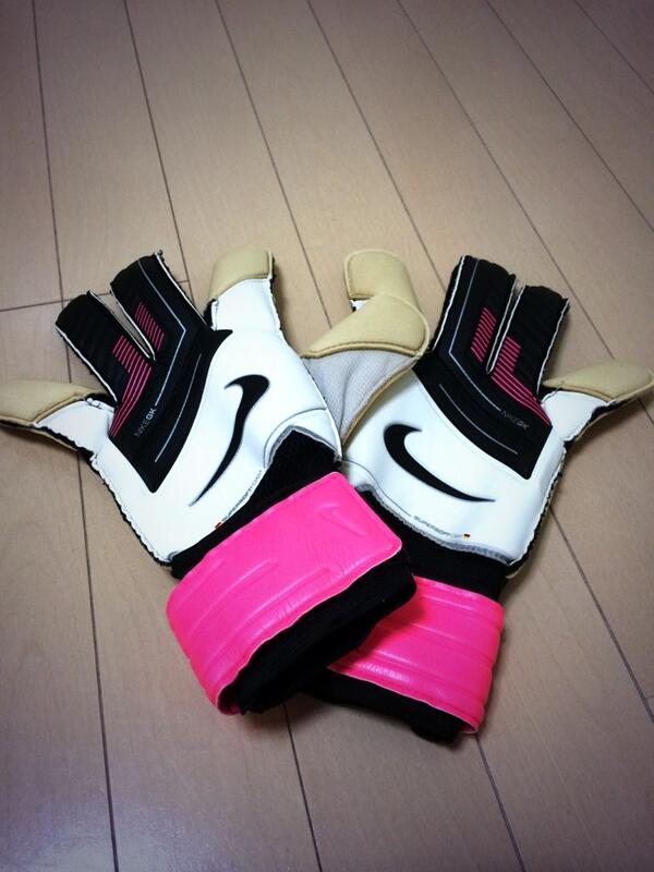 NoooLimit's tweet photo. 暇だから明日の試合のグローブ載ってるー（笑） http://t.co/AnVRMcMGLv