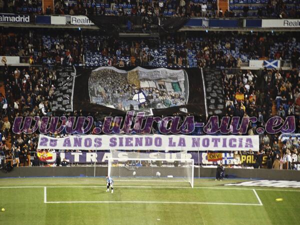 Tifo del 25 Aniversario: "25 años siendo la noticia" (3)