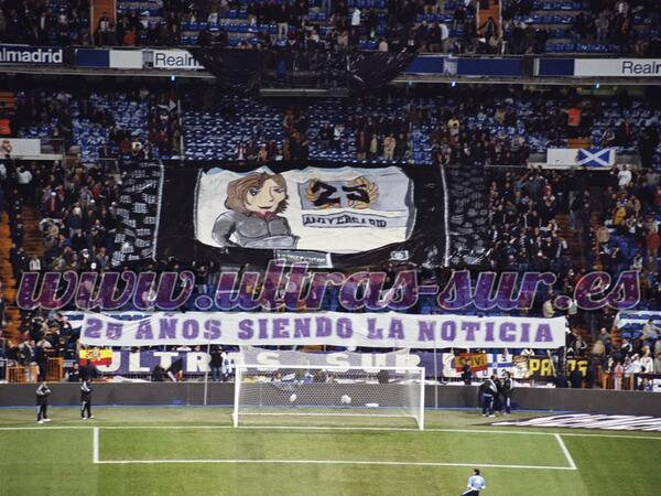 Tifo del 25 Aniversario: "25 años siendo la noticia"