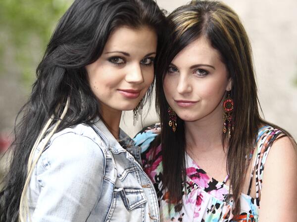 huisgenoot's tweet photo. Huisgenoot 31 Okt: Jeanine en Bianca begrawe strydbyl oor #RayDylan http://t.co/MuBQ5dPMsm