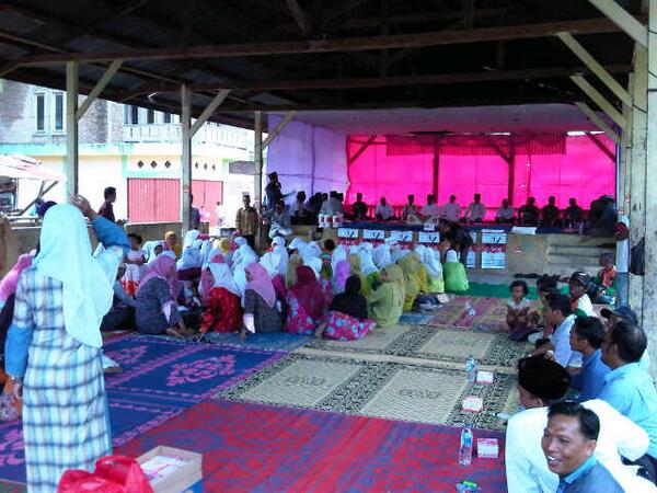 PoskoHA's tweet photo. Antusias ibu2 dan masyarakat di dalu2 kec. Tambusai rokan hulu. Hadiri silaturahmi bersama HA http://t.co/nU1Y1PipXK