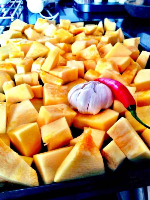 EvanWieringen's tweet image. Oneindig veel geroosterde kalebas voor de geroosterde pompoensoep tijdens de @UdaExposed aankomend weekend.