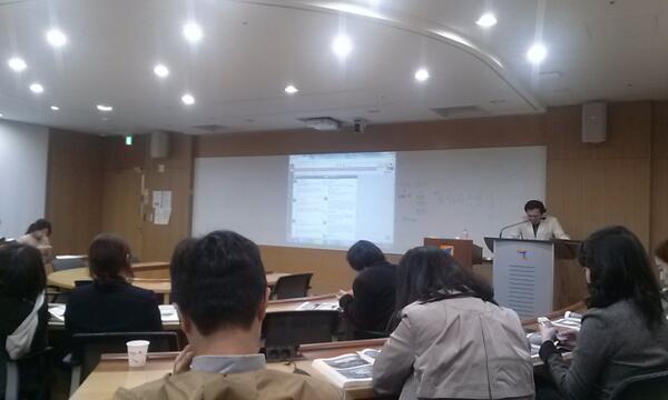 highcma's tweet photo. 저녁식사 시간이지만 현재 교육받고 있는중입니다.PC가 없는게 아쉽네요.강의받는 분들은 많지만 무척 조용한편이고 공기청정기 돌아가는 소리만 조심스럽게 적막을 깨고 있습니다. 좀 더 활기차게 시끄러워도 좋을텐데요 http://t.co/gxmfcAkZCV