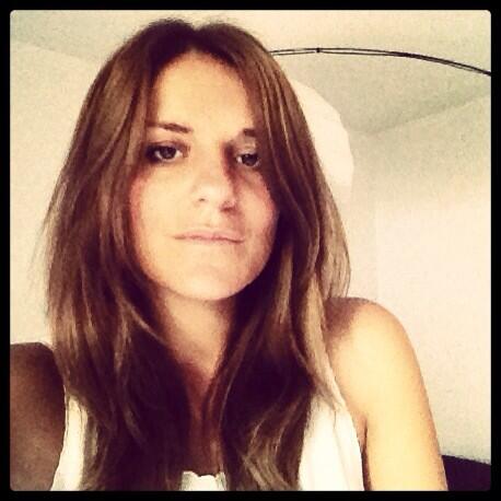 julie_pekin's tweet photo. Je suis la et pense à vous !! Toujours autant de mess au top !! Bisous en mode brune #vamosattitude#forever#andever http://t.co/RExbuf7L59