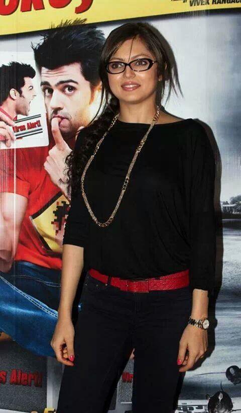 DrashtiDhami_FC's tweet photo. RT @TeamDrashti " @drashti10 at the Premier of #MickyVirus ♥ @drashti10 @ManishPaul03 " http://t.co/7z9sdKGRlj