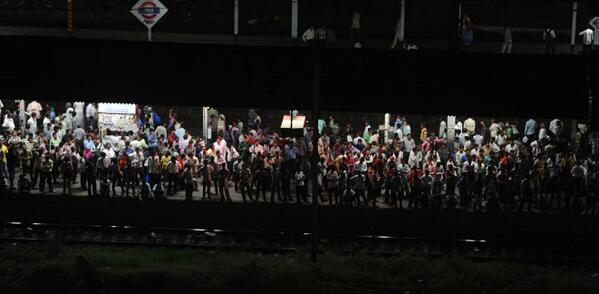 rajtoday's tweet photo. Crowd at Parel station on Mumbai railway after overhead wire snapped on CR Pic by Hemant Padalkar@dna #MumbaiLocal http://t.co/IzuAHk0aw9