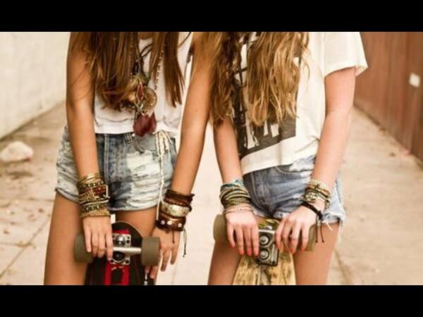 lea_suu's tweet photo. Putain je me rappelle j'etait presque brun avant @marine_suu le bon vieux temps ha 😂❤❤ http://t.co/eaSVW4yYB6