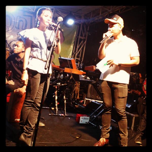 Si @Vincebastian udah mulai modusin <a href="/KILAUANGGIE/">KILAU ANGGIE</a> nih di #OnTheRadio LIVE at <a href="/setiabudione/">SetiabudiOne</a>! Siapa masih otw ke sini?