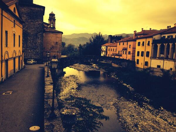 GregPetrus's tweet photo. #pontremoli #teatro #Magra #luce http://t.co/4dSATuC1dL