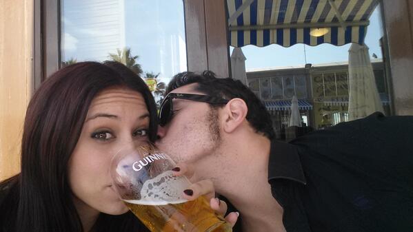 SandraPolopN's tweet photo. De cerveceo!!!! Un poquito de descanso....no??? @Jose__Montoro @tve_unonuestros http://t.co/Cke3aYs3BQ