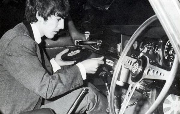 somvinil's tweet photo. Imagine tocar seus discos de vinil no carro? Isso era possível sim. Veja mais fotos aqui > http://t.co/ZIHDVwL3i5 http://t.co/v5HUZBrpVj