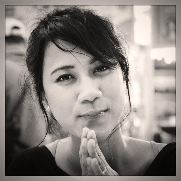 belum setahun kita ketemu. 55 hari kemudian aku melamarmu. 130 hari setelah itu kita menikah..luv u sweetheart