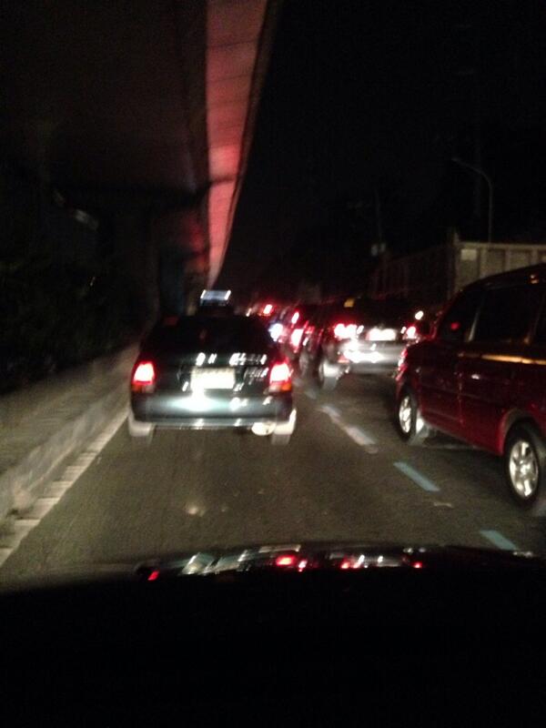 PogiMar's tweet photo. @MMDA  Ayala http://t.co/7mkyVqqDwK