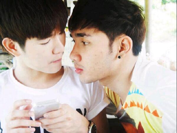 adijakbar's tweet photo. | Ayang, kok mulut km bau Coi Pan? | Kamu bau Arak | "@GayChineseID: Deket bgt nih koko koko nya.uuuhhh :$ #GCIDpic http://t.co/m8cLmFRdy1"