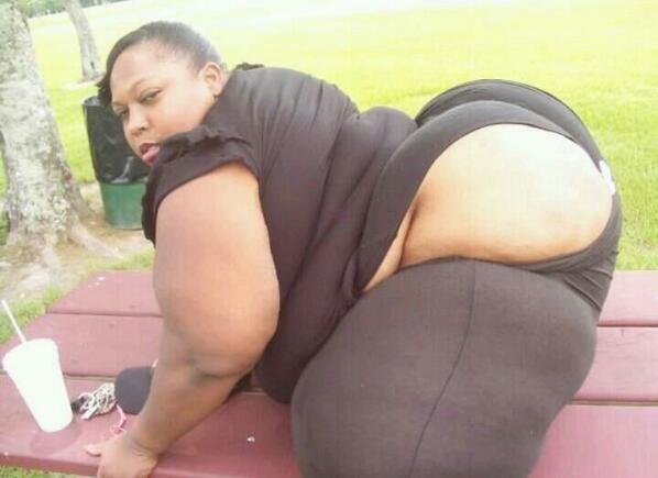 KaptnFatNipple1's tweet image. 🙀🙀🙀🙀 “@KING617 She killing that picnic table lol #ff #teamnofucksgiven http://t.co/XipqCtuX6B”