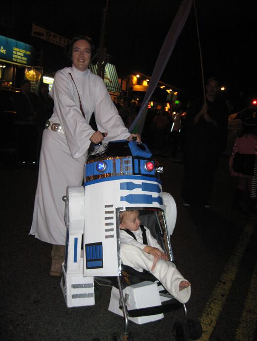 HerUniverse's tweet image. #Halloween - family style! #Starwars #YOTFG