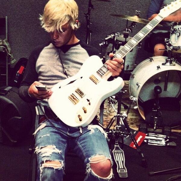 R5OfficialRP's tweet photo. @rosslynch55 #DancingOutMyPantsTour #louder http://t.co/iAEtqM2MEo