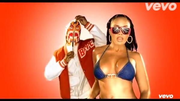 nonelev's tweet image. Kanye Flexs so hard unzipping that Bape hoodie #namethatmusicvideo