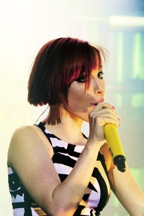 paramoreBALI's tweet photo. Hayley with her new hair <3 http://t.co/swNUQdGlKF