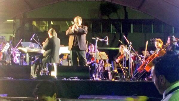 Mundialito's tweet photo. Feria Internacional del Libro Benito Juárez 2013.El Tenor Mauro Calderón. http://t.co/TVyPbmwgzT