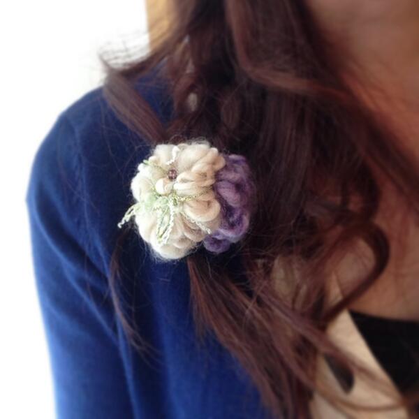 おはようございます！外はひんやり。羽織るものが必要な季節になって来ました。編み込みして三つ編みをゆるめて、もこもこヘアゴムで結んだら、カーディガンのブローチみたいはななった〜♪一石二鳥☆今日もよい一日になりますように。