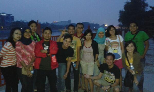 son14c's tweet photo. Siap menyambut pagi di tepi sungai Martapura Banjarmasin with #NCODE team http://t.co/pWnfMyXZe0