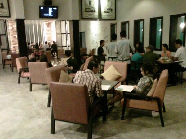 Nikmati Malam Minggu yg berkesan dengan menu dinner yg sangat spektakuler di LACAMERA COFFEE Jln Naripan 79 Bandung.