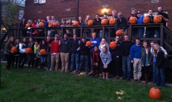 PhiMu_UK's tweet image. Thank you to the brothers of @PhiTauUKY for carving pumpkins with is tonight! #falltimefun #pumkincarving 🎃