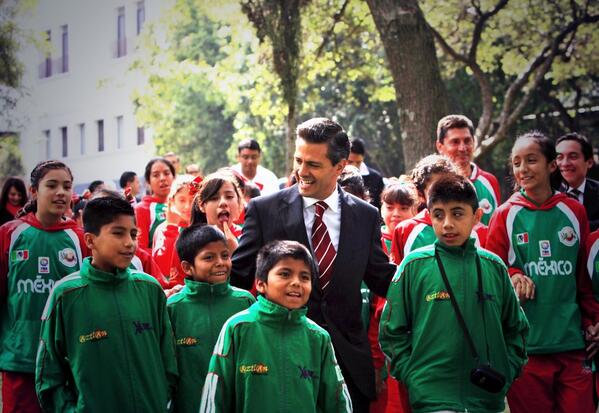 EPN's tweet photo. Por la tarde recibí a los niños y niñas campeones del IV Festival Internacional de Mini-Baloncesto 2013 en Argentina http://t.co/gvB9PF6jov