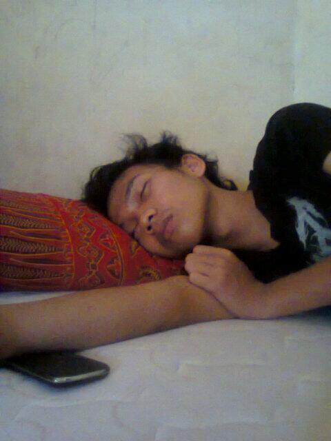 Nih min drummernya masih molor wkwk "<a href="/BandungBerisik/">Bandung Berisik</a>: Pagi! Temen yang masih tidur boleh di tweet-pic ~"