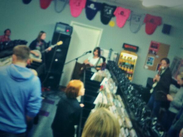 MellowMatts's tweet image. The Reneaus just kicked off the evening festivities! @TheReneaus #mellowmatts @WDNSFM #independentrecordstore