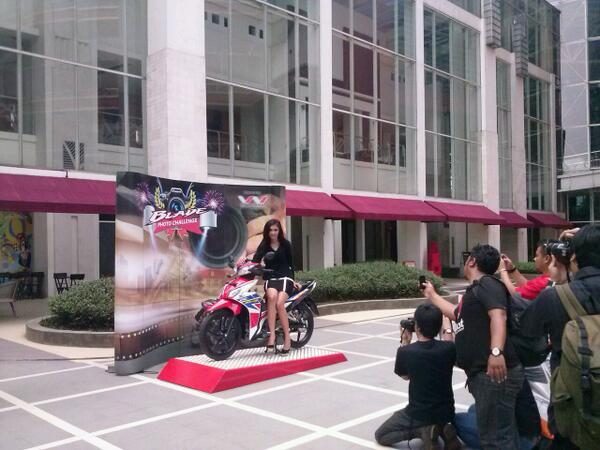 infojakarta's tweet photo. Sesi foto #BladePhotoChallenge di Epicentrum. Follow @HondaJakarta utk info lokasi hunting selanjutnya... http://t.co/CLMZn5GNH9