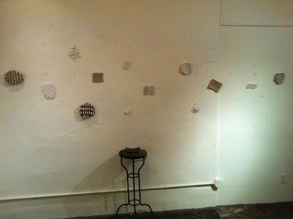 ura_oyatsu_time's tweet photo. 展「雰囲気の化石」本日最終日。13時～20時。雨ですが茅場町3番出口からはすぐです。小さい陶板��なものの展示です。http://t.co/t77RHUu3gn http://t.co/wOSto36hqy