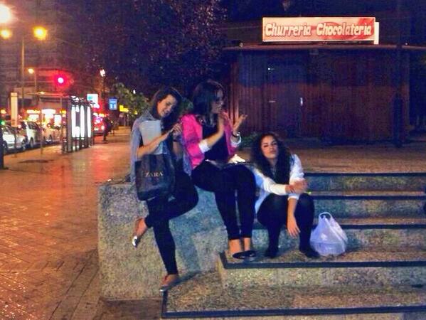 merodriguezm's tweet photo. Sevillanas, burlerías, rumbas...lo q nos echen cantamos! @Lulu_morente @LoretoMH Fotógrafa: @Nuria_SL #BuenasNoches http://t.co/hpI7zn2Van