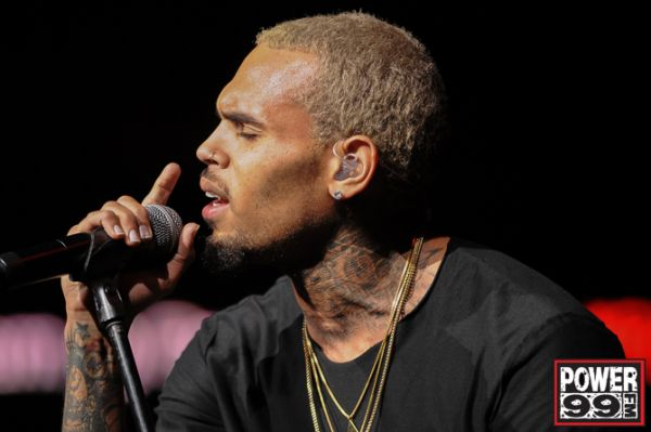 AsheghKo's tweet image. #AllBack RT @ChrisBrownRCA: AMAZING SHOT Of @ChrisBrown Singing On Stage Earlier Tonight At Power99Philly!