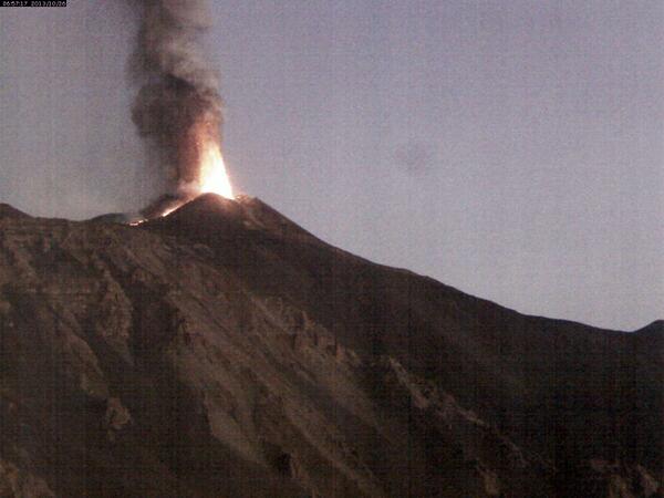 SEGUIMIENTO MUNDIAL DE VOLCANES. - Página 8 BXelhy7CIAAugSE