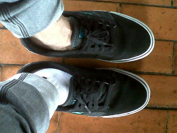 Knp kaos kaki sy cmn sebelah ya?! #Bingung #LgGarukPala #UnsolvedMysterie