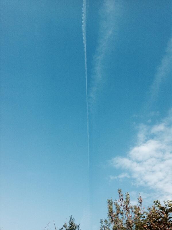 ChemtrailersEye's tweet photo. #audessuscaenvoiedeĺaluminiumautaquet #chemtrails http://t.co/6ky1h4UQrv