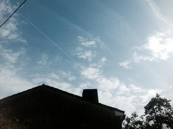 ChemtrailersEye's tweet photo. Levez les yeux. #chemtrails http://t.co/L40NKi4GLA