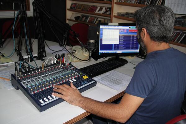 MersinRadyoSES's tweet photo. RADYO SES'TE YENİ YAYIN DÖNEMİ BAŞLADI. Kentin bütün renklerini ve seslerini Radyo SES'te buluşturuyoruz.. http://t.co/ZnRYWqYAzh