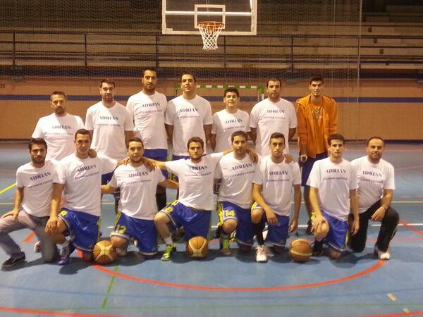 cbbeas's tweet photo. Ayer el equipo y el club n el 1er partido n casa le quiso dar todo el apoyo a @Adriannuke con unas camisetas d ánimo! http://t.co/7x49RD8jjL