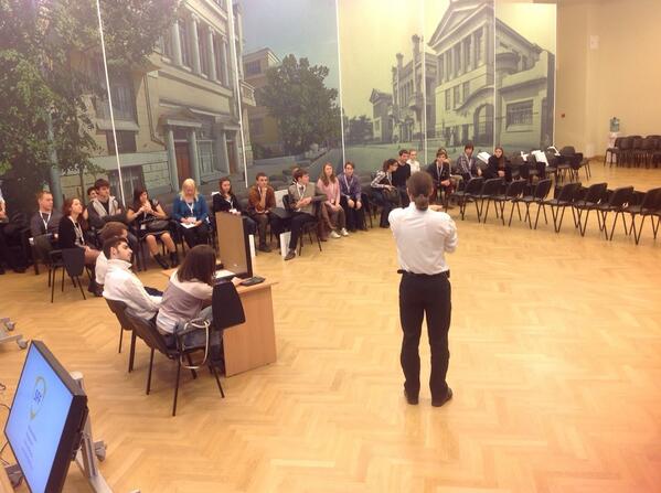 Bi_REU's tweet photo. Основатель игры объясняет правила #SSF #forumbireu2013 http://t.co/b8QhmT1m9t