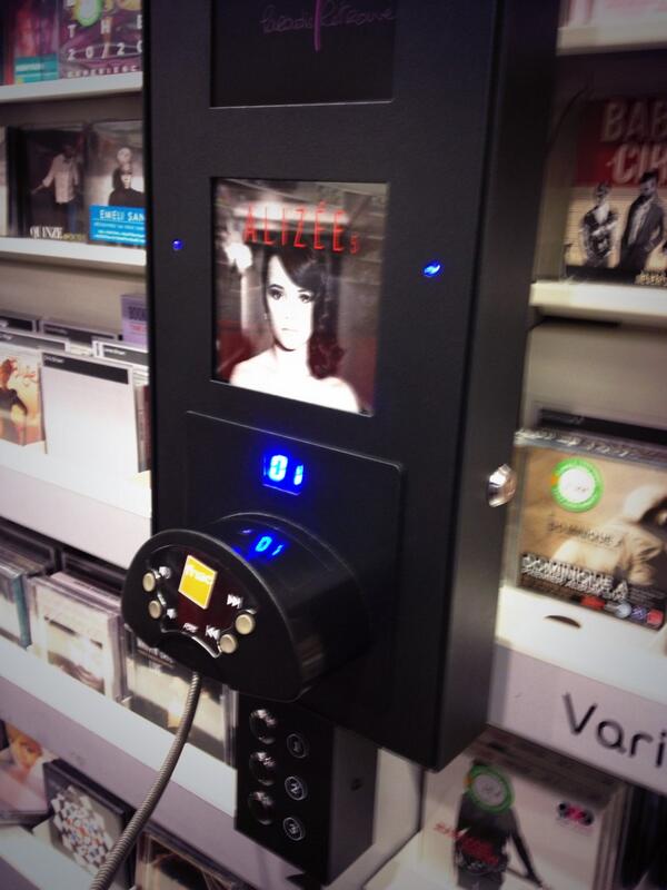 AlizeenKazeoCom's tweet image. Le dernier album d'Alizée "5" toujours en écoute dans ma #Fnac :D Ça fait plaisir ^^ #Alizée5 #DALS #Rosny2 #NP
